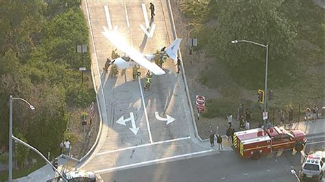 ABD'de küçük uçak otoyola düştü! 2 kişi hayatını kaybetti